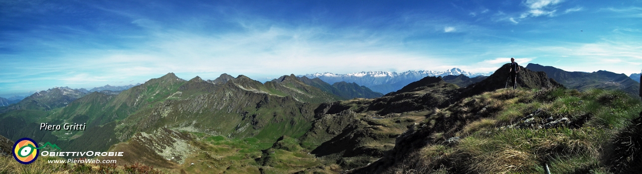 29 Panoramica dal Pizzo Rotondo verso ovest....jpg